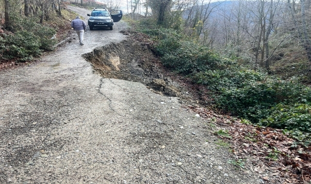Samsun'da toprak kayması nedeniyle mahalle yolu ulaşıma kapandı