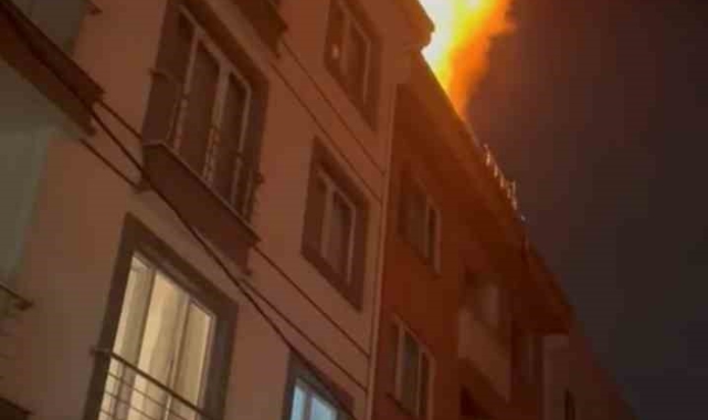 Sancaktepe'de 3 katlı binanın çatısında korkutan yangın