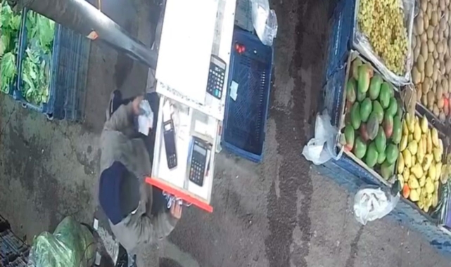 Şanlıurfa'da bir şahsın marketten para çalma anı kameraya yansıdı