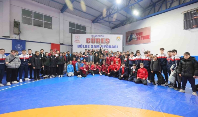 Sarayköy'de geleceğin pehlivanları mindere çıktı