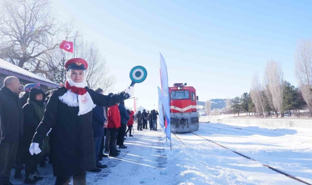 Sarıkamış Treni'ndeki gençleri Bakan Göktaş karşıladı