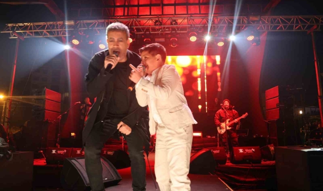 Şarkıcıları aratmayan performansıyla herkesi hayran bırakan Ahmet'in Haluk Levent'le aynı sahneyi paylaşma hayali gerçek oldu