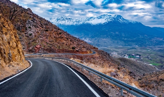 Sason'da iki köyü ilçeye bağlayan yollar asfalta kavuştu