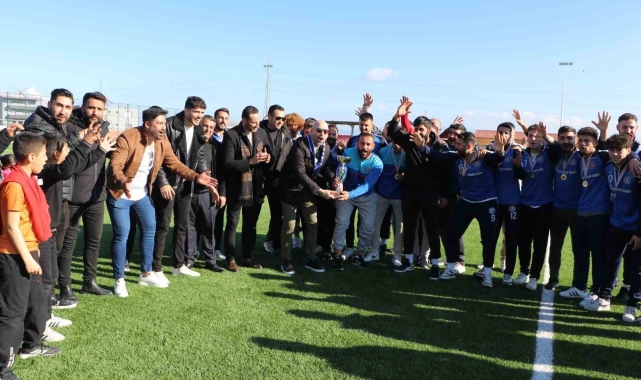 Sazlıspor, şampiyonluk kupasını Başkan Arıkan'ın elinden aldı