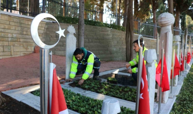 Şehit mezarları çiçeklerle donatıldı