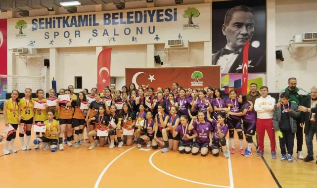 Şehitkamil'de yıldız kızlar voleybol turnuvası sona erdi