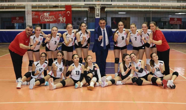Şehzadeler Belediyesi'nin yıldız kızları sahada parladı
