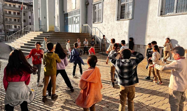 Şemdinli'de 450 öğrenci değişik branşlarda kurs görüyor