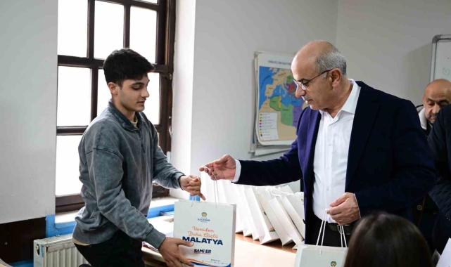 Semt konaklarında okuyan öğrencilere kitap desteği