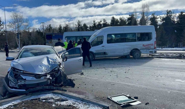 Servis aracı ile otomobil çarpıştı: 6 yaralı