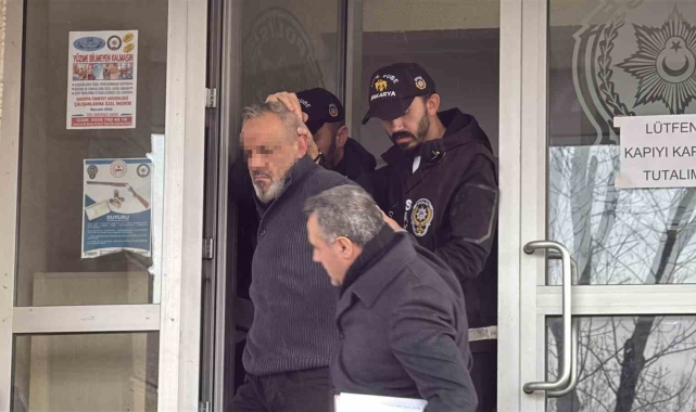 Sevgilisini boğazından defalarca bıçaklayan eski polis adliyede