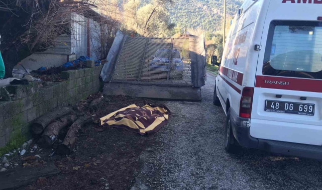Seydikemer'de kum eleğinin altında kalarak can verdi
