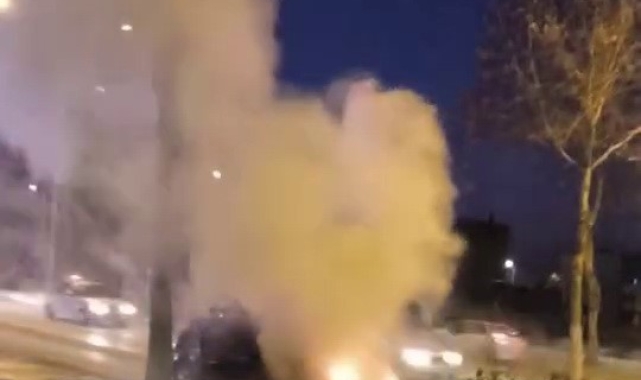 Seyir halindeki otomobil alev aldı