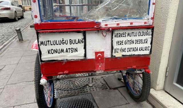 Seyyar aracın üzerine yazılan ilginç yazılar dikkat çekti