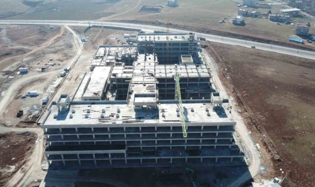 Siirt'te deprem izolatörlü hastane inşaatı devam ediyor