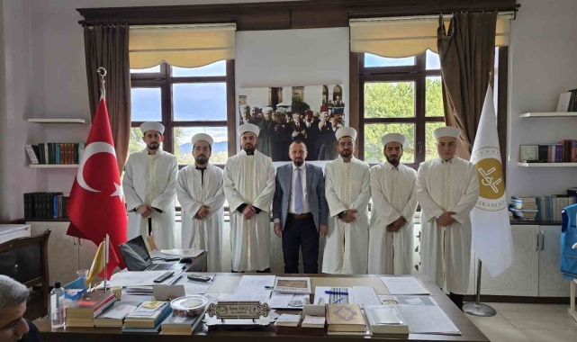 Simav'da yeni atanan 6 din görevlisine cübbe ve fes giydirildi