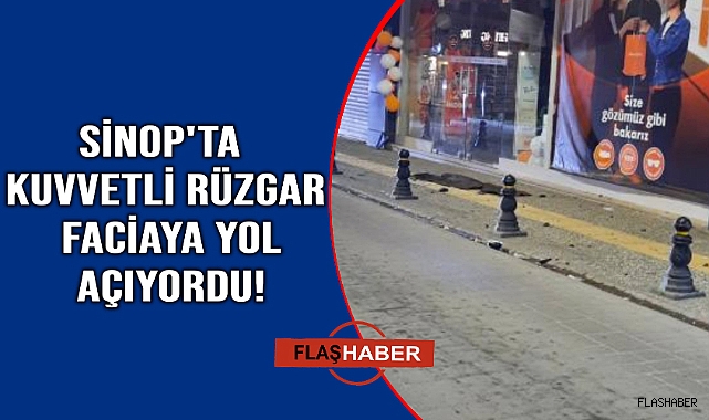 Sinop&#039;ta fırtınanın savurduğu çatı parçaları caddeye düştü