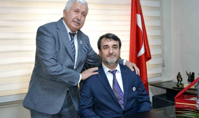 'Sıra gençlerde' dedi 19 yıllık koltuğunu devretti