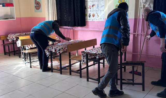 Şırnak'ta denetimli serbestlik yükümlüleri okul temizledi