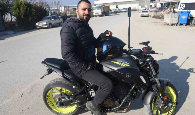 Sırtına bağladığı kartonla şehri dolaşan motosikletli ilgi odağı oldu