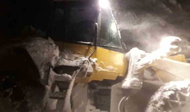Sis Dağı&#039;nda karda mahsur kalan 5 kişi belediye ekipleri tarafından kurtarıldı