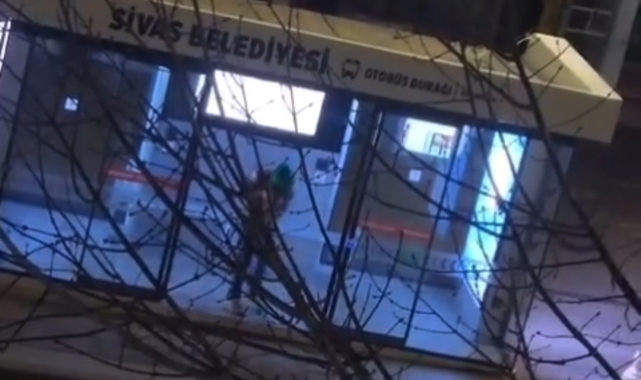 Sivas'ta duyarlı vatandaş takdir topladı, başkaları kırıp dökerken o temizledi