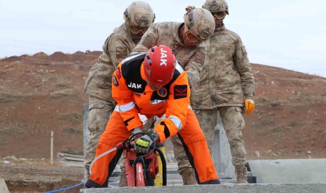 Sivas'ta komandolara arama kurtarma eğitimi verildi
