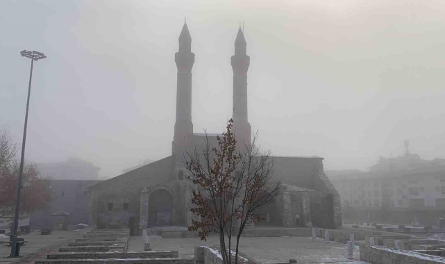 Sivas'ta yoğun sis etkili oldu