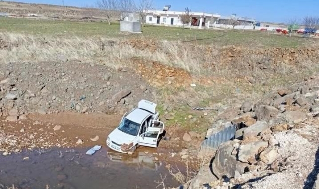 Siverek'te otomobil dereye uçtu: 3 yaralı