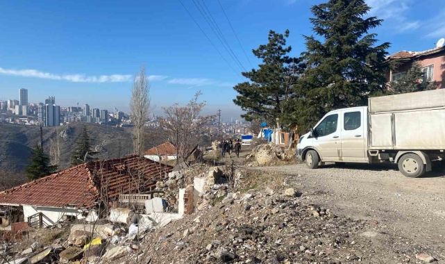 Sokak köpeklerinin saldırdığı depremzede kadın bebeğini kaybetme tehlikesi yaşıyor