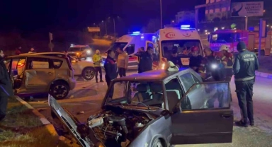 Söke'de trafik kazası: Sürücüler ve yolcular yaralandı