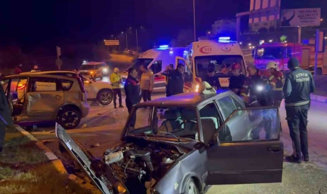 Söke'de trafik kazası: Sürücüler ve yolcular yaralandı