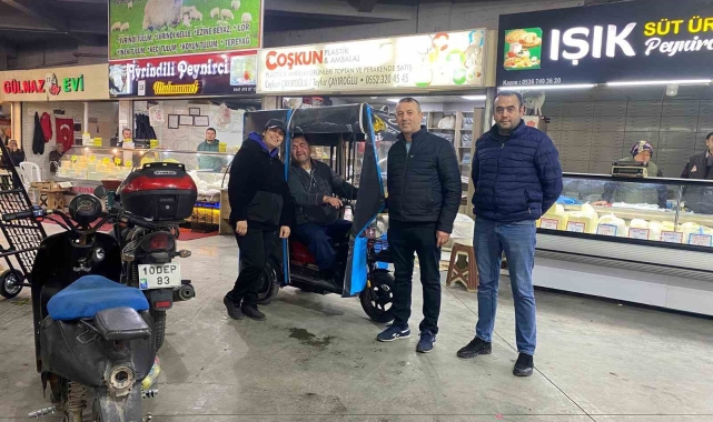Somalı pazarcılardan engelleri aşan yardım