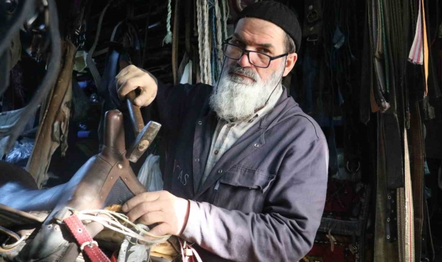 Son saraç ustası, artık dizi setleri için üretim yapıyor