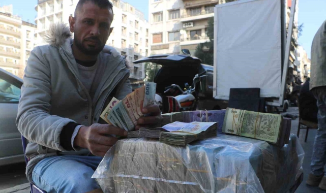 Suriye'de sarraflar sokaklarda döviz bozuyor