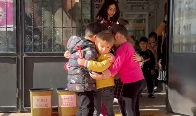 Suriyeli ikizlerden okul arkadaşlarına duygusal veda