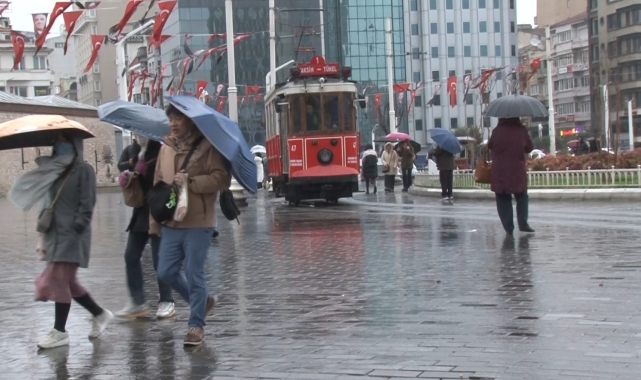 Taksim'de soğuk ve yağışlı hava etkisini sürdürüyor