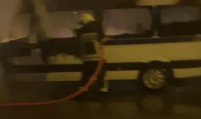 Tarsus'ta seyir halindeki servis aracı yandı