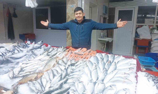 Tavşanlı'da Balık Pazarı'nda denizden sofralara yolculuk