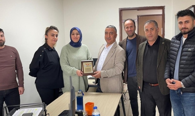 Tayini çıkan sağlık çalışanı plaketle uğurlandı