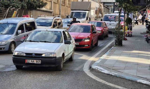 Tekirdağ'da dar sokaklarda trafik çilesi