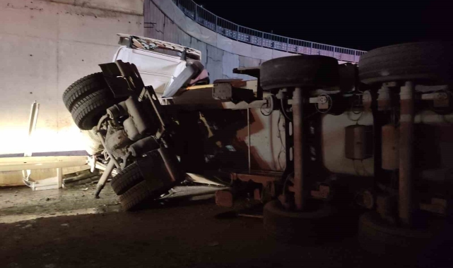 Tekirdağ&#039;da üç araçlı trafik kazasında tır köprüye çarptı: 1 ağır yaralı