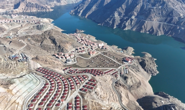 Tekkale Köyü&#039;nün yeni yerleşim alanı: Göl manzaralı modern evler