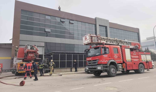 Tekstil fabrikasında yangın: 1 itfaiye eri yaralı