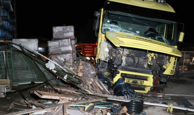 Tır iş yerine daldı, o anlar kameraya yansıdı