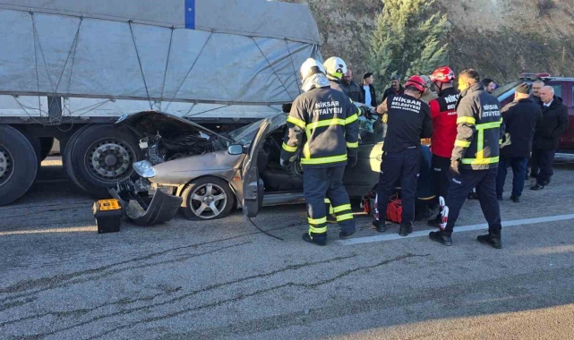 Tıra arkadan çarpan otomobildeki 1 kişi öldü, 2 kişi yaralandı
