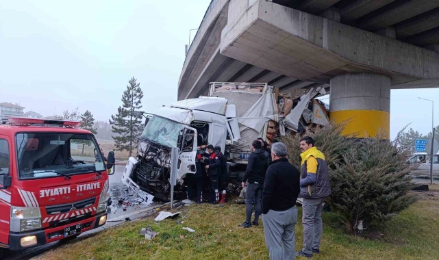 Tırın köprü kolonuna ve otomobile çarptığı kazada faciadan dönüldü