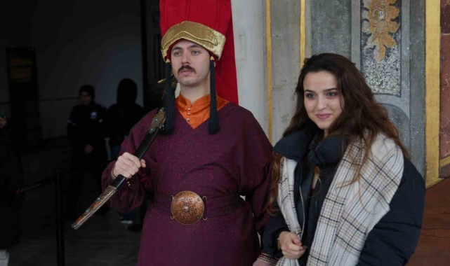 Topkapı Sarayı'nda Osmanlı geleneği: Jandarmalar, silahtar kıyafeti ile nöbet tutmaya başladı