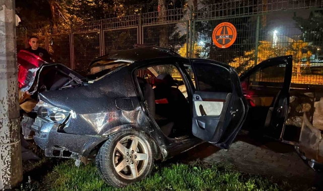 Trafikte makas atan araç önce ağaca, ardından aydınlatma direğine çarptı: 2 ağır yaralı