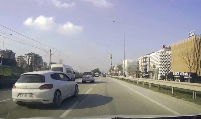Trafikte makas atan sürücü kamerada